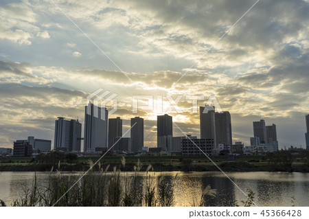 Sunset over buildings over the Tama River 45366428