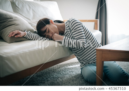 30歲的日本女性患有孕吐 30歲的日本女性患有孕吐 45367310