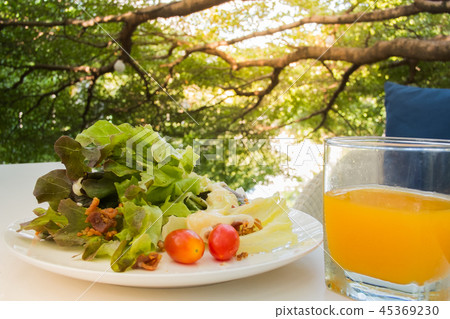 Vegetable salad for breakfast is easy to be benefi Vegetable salad for breakfast is easy to be benefi 45369230