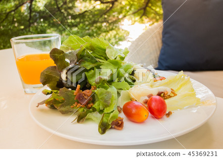 Vegetable salad for breakfast is easy to be benefi Vegetable salad for breakfast is easy to be benefi 45369231