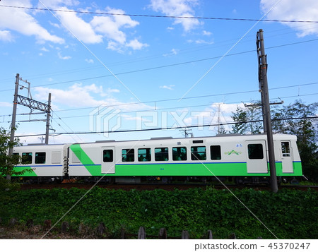 日本唯一的窄軌“Asunarou鐵路”新車在藍天后面驅動 日本唯一的窄軌“Asunarou鐵路”新車在藍天后面驅動 45370247