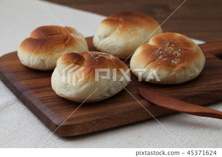 Freshly baked bread table placed on wood cutting board Freshly baked bread table placed on wood cutting board 45371624