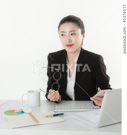 Career woman working in the office 45376517