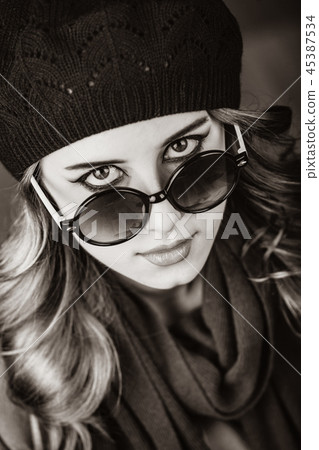 Style redhead woman in sunglasses and coat 45387534