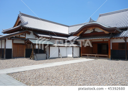 A tiled building 45392680