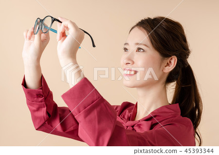 Woman removing glasses 45393344