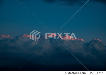Cumulonimbus that develops in the blue sky and takes in the setting sun 45393744