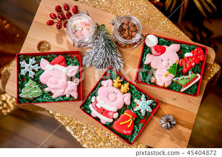 Gingerbread piggy in carton box on the table Gingerbread piggy in carton box on the table 45404872