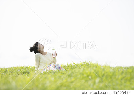 女人保濕在草地上 45405434