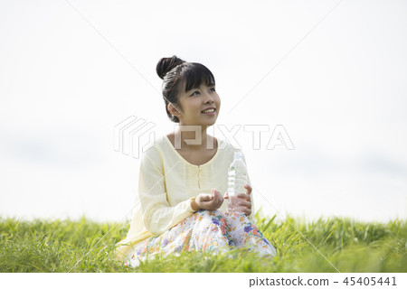 女人保濕在草地上 45405441