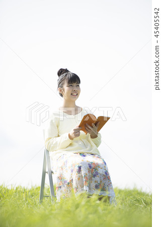讀一本書的婦女在草甸 讀一本書的婦女在草甸 45405542