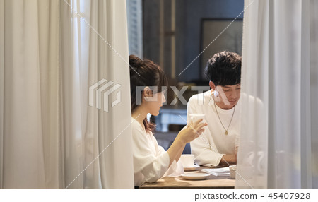 男人和女人喝咖啡 45407928