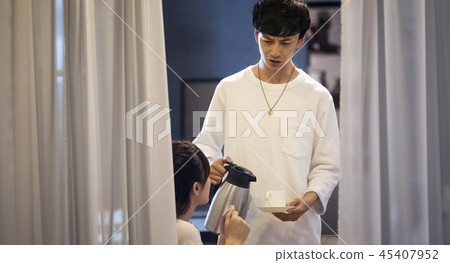 一個男人和一個女人在一家咖啡館 一個男人和一個女人在一家咖啡館 45407952
