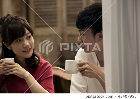 一個男人和一個女人在一家咖啡館 一個男人和一個女人在一家咖啡館 45407953