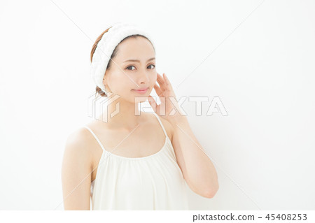 護膚圖像的年輕女子 護膚圖像的年輕女子 45408253