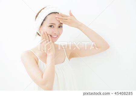 Skincare image of young woman 45408285
