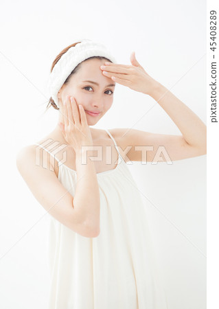 Skincare image of young woman 45408289