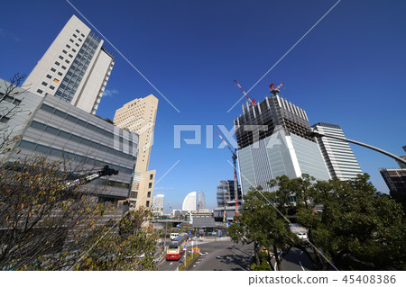 日本的橫濱都市風景正看建設中的橫濱市政府新政府大樓和橫濱櫻木町華盛頓酒店 45408386