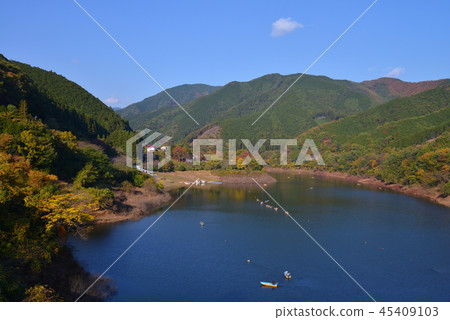 秋天Yayoi河水壩湖 45409103