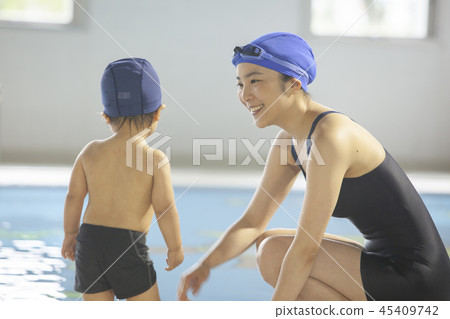 池畔男孩和女人 池畔男孩和女人 45409742