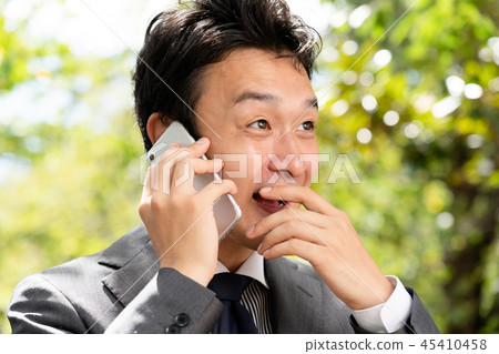 打電話的商人的圖像 45410458