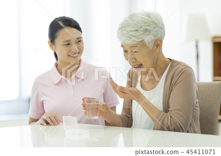 Senior female carer medicine Senior female carer medicine 45411071