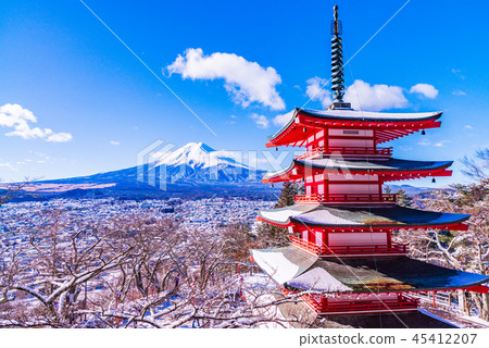 (Yamanashi Prefecture) Shinclakayama Asama Park where snow had fallen, Tombs and Mt. Fuji (Yamanashi Prefecture) Shinclakayama Asama Park where snow had fallen, Tombs and Mt. Fuji 45412207