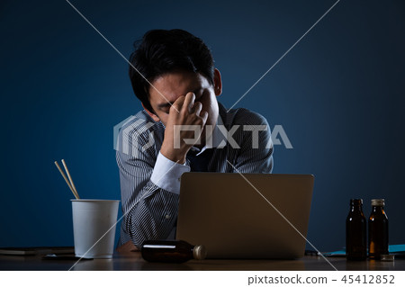 超時工作的商人圖像，拿著頭 45412852