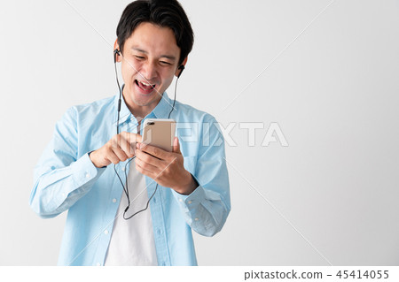 Man listening to music on a smartphone 45414055