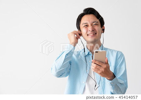 Man listening to music on a smartphone 45414057