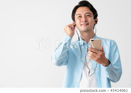 Man listening to music on a smartphone 45414061