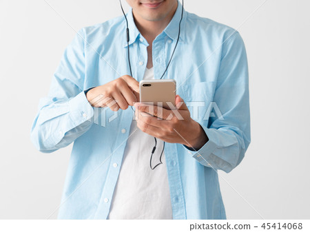Man listening to music on a smartphone 45414068