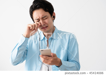 Man listening to music on a smartphone 45414086
