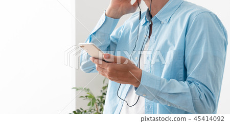 Man listening to music on a smartphone 45414092
