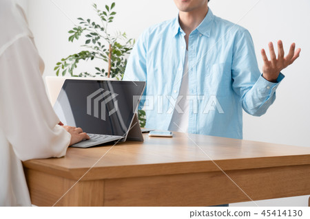 Men and women who make arrangements 45414130