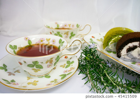 茶時間的甜點是滾動蛋糕舒緩的時刻 茶時間的甜點是滾動蛋糕舒緩的時刻 45415509