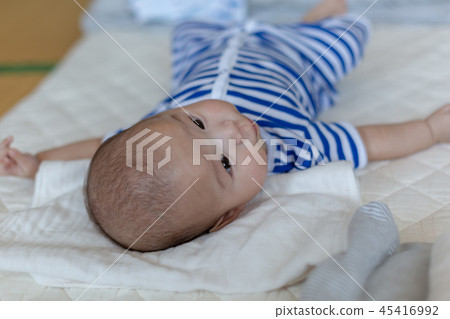 微笑的新生嬰兒 微笑的新生嬰兒 45416992