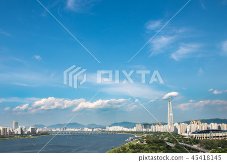 與清楚的天空的漢江和漢城都市風景 與清楚的天空的漢江和漢城都市風景 45418145