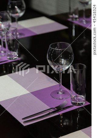 Empty glass glasses on the table in the restaurant Empty glass glasses on the table in the restaurant 45418324