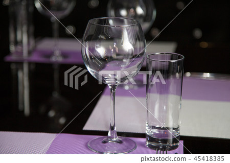 Empty glass glasses on the table in the restaurant 45418385
