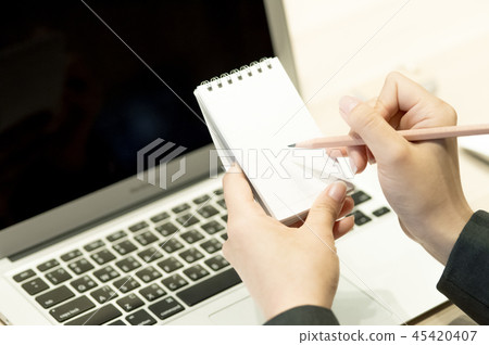 20年代OL要認真工作。 PC,平板電腦,智能手機,文件,護照。認真思考。我擔心 20年代OL要認真工作。 PC,平板電腦,智能手機,文件,護照。認真思考。我擔心 45420407