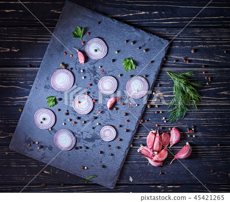 Garlic near the onion on the board 45421265