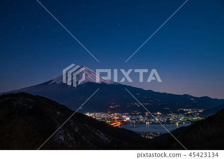 (山梨縣)從冬季的御坂關,富士山和河口湖鎮夜景星空 (山梨縣)從冬季的御坂關,富士山和河口湖鎮夜景星空 45423134