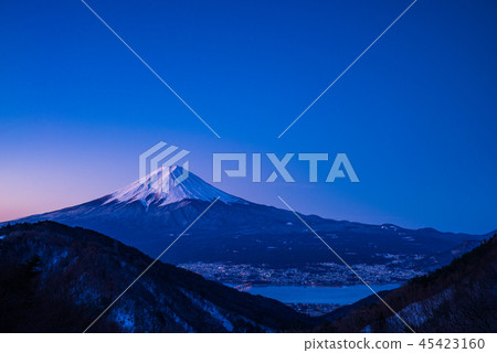 （山梨縣）冬天，從Misaka Pass出發的富士山和河口湖町黎明 45423160