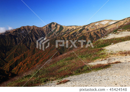 通往東北Iide山脈Iideyo山頂的道路 45424548