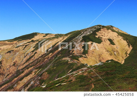 Tohoku Iidoseki Mountain Road to the top of Ieyutoyama Overlooking the mountaintop from the cabin ridgeline Tohoku Iidoseki Mountain Road to the top of Ieyutoyama Overlooking the mountaintop from the cabin ridgeline 45425058
