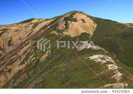 Tohoku Iidoseki Mountain Road到Ieyutoyama的頂部從客艙山脊線俯瞰山頂 Tohoku Iidoseki Mountain Road到Ieyutoyama的頂部從客艙山脊線俯瞰山頂 45425063