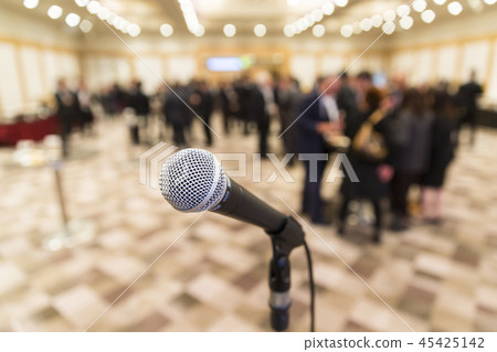在室內活動場地的麥克風 45425142