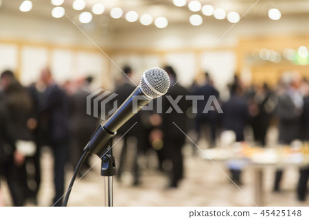 在室內活動場地的麥克風 45425148