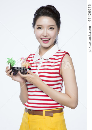 beautiful young woman announcing, shouting, speaking concept photo. attractive young woman isolated. 223 beautiful young woman announcing, shouting, speaking concept photo. attractive young woman isolated. 223 45426976